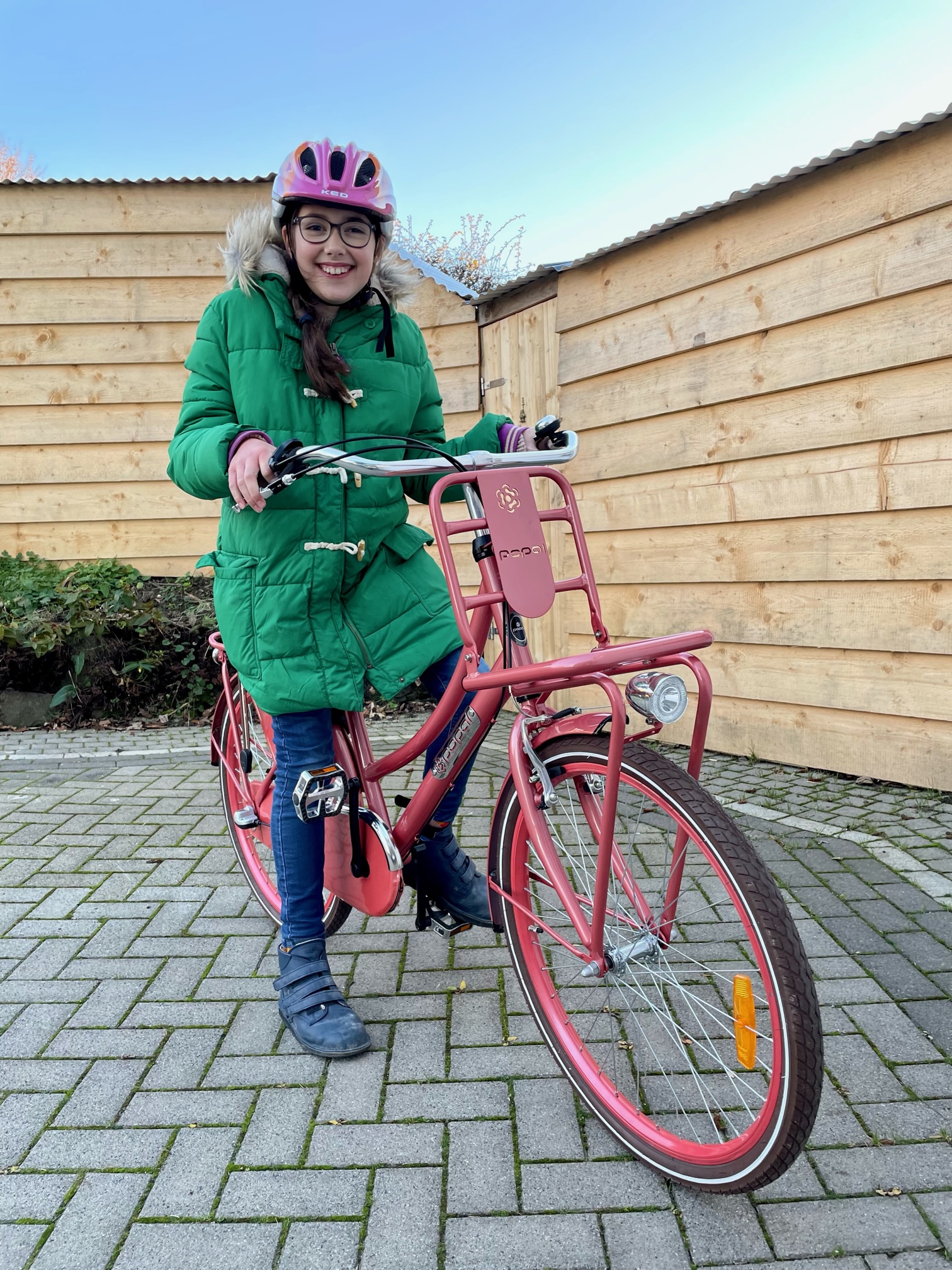 Yola (ein Mädchen) auf ihrem roten Fahrrad